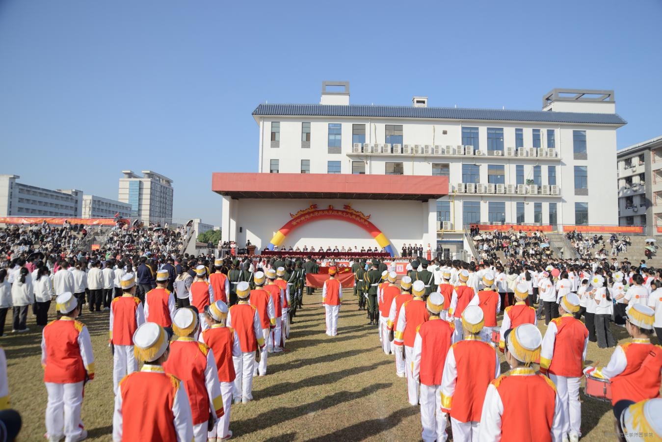 我院第十九届运动会隆重开幕